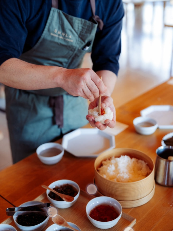 岡本シェフによるおにぎりワークショップ (12 月-4 月)